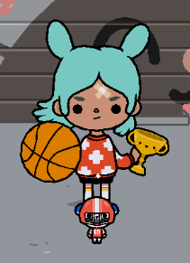 Баскетбольный мячик и кубок в руках у Риты создадут спортивного карпета.